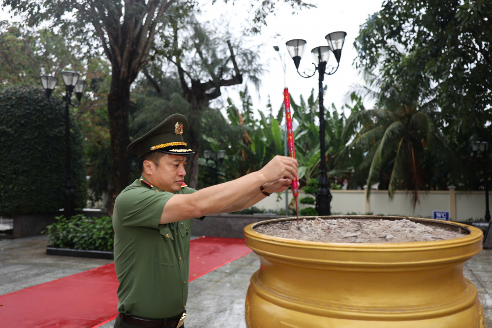  Trung tướng Mai Hoàng, Ủy viên Ban Thường vụ Thành ủy, Bí thư Đảng ủy, Giám đốc Công an TPHCM dâng hương