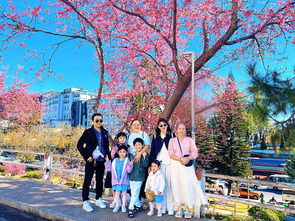 Trách nhiệm với giống nòi - bài học phải bắt đầu từ sớm: Dạy trẻ yêu gia đình để giữ tương lai dân tộc Một gia đình nhiều thế hệ đi du lịch cùng nhau vào dịp hoa mai anh đào nở rộ ở phường Xuân Hương - Đà Lạt, tỉnh Lâm Đồng - ẢNH: NHÃ CHÂN