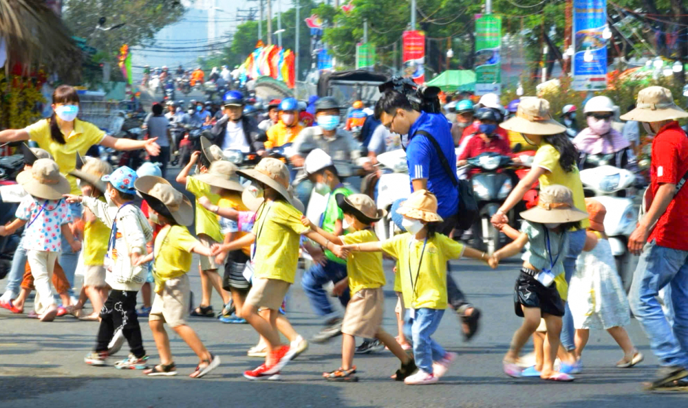 Trách nhiệm với giống nòi - bài học phải bắt đầu từ sớm: Dạy trẻ yêu gia đình để giữ tương lai dân tộc Một nhóm học sinh được giáo viên hướng dẫn tham gia hoạt động dã ngoại - ẢNH: PHÙNG HUY