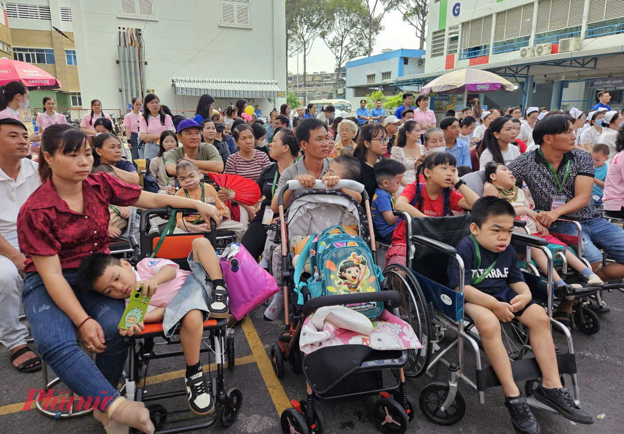 Giám đốc Bệnh viện Nhi đồng 1 Ngô Ngọc Quang Minh cho biết, những em bé không may mắc bệnh hiếm, ngoài điều trị của bác sĩ thì gia đình cũng rất quan trọng trong chăm sóc, yêu thương 