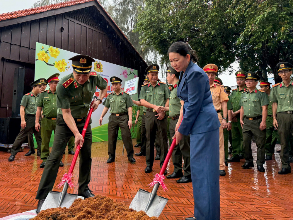 Lãnh đạo Công an TPHCM và xã Đất Đỏ trồng cây