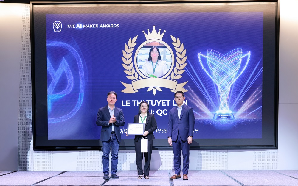 Giải nhất cuộc thi “The AI Maker” mùa 2 được trao cho chị Lê Thị Tuyết Lan với dự án “số hóa dữ liệu theo thời gian thực” - Ảnh: Quân Trần
