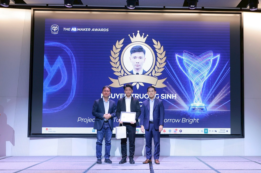 Giải nhất cuộc thi “The AI Maker” mùa 1 được trao cho anh Nguyễn Trường Sinh với tác phẩm video “Today Green - Tomorrow Bright” - Ảnh: Quân Trần