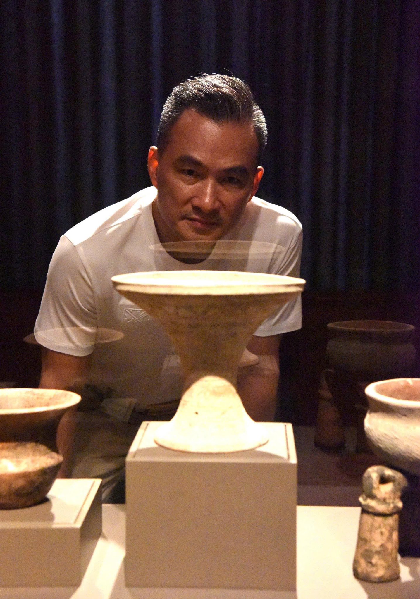 Diễn viên Chi Bảo và bát bồng gốm văn hóa Hoa Lộc