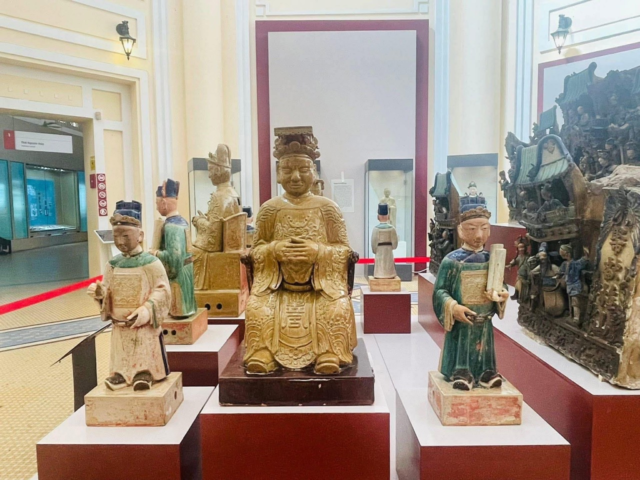 Bộ tượng gốm men nhiều màu Tam quan Đại đế của ông Lê Thanh Nghĩa (Ảnh: NVCC)