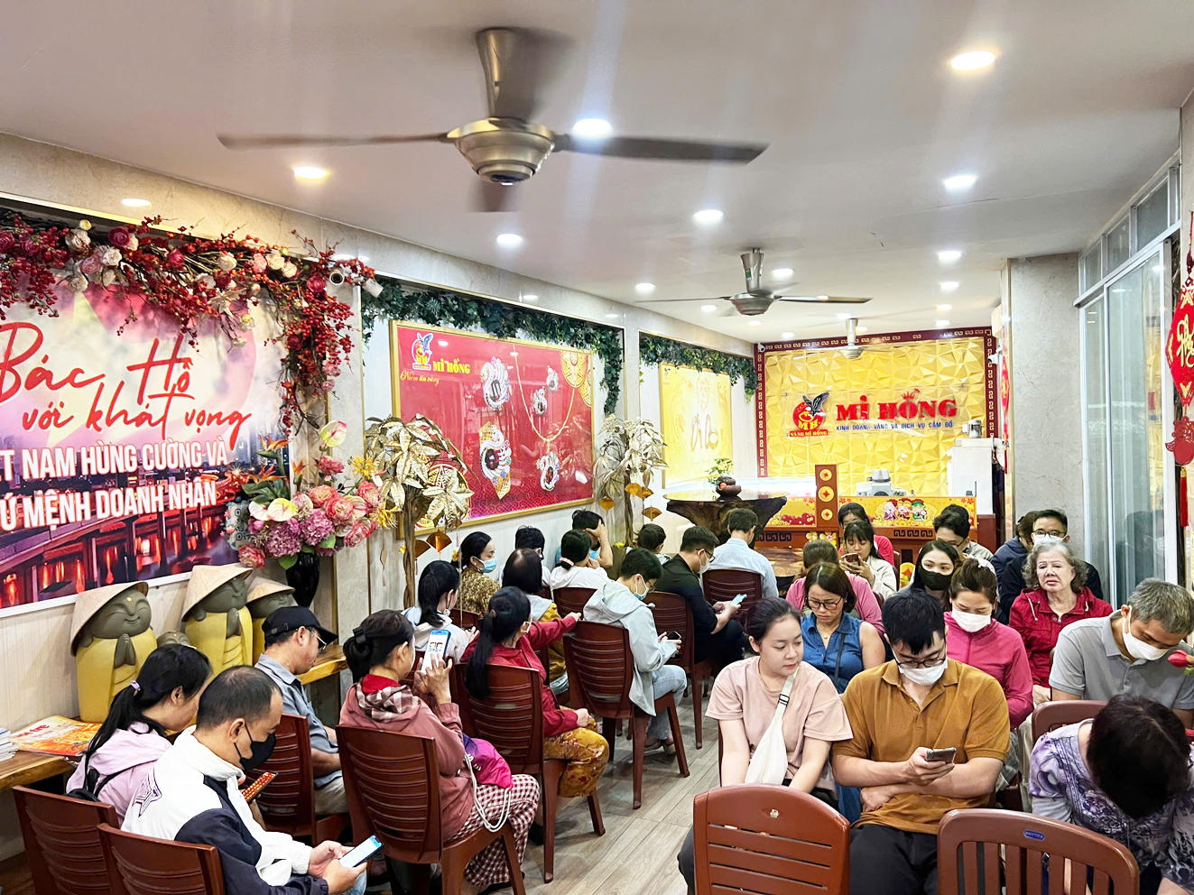Rất đông khách hàng chờ mua vàng tại tiệm vàng Mi Hồng (khu vực chợ Bà Chiểu) vào sáng 26/2