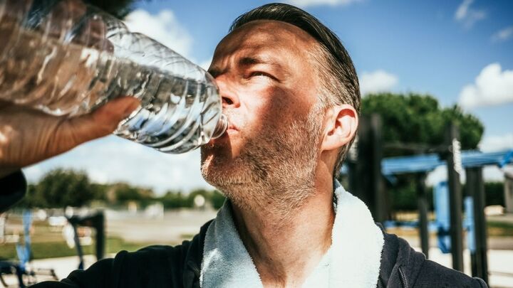 Các hợp chất PFAS có thể xuất hiện trong nhiều sản phẩm gia dụng av2 cả nước đóng chai - ảnh: Guido Mieth/Getty Images