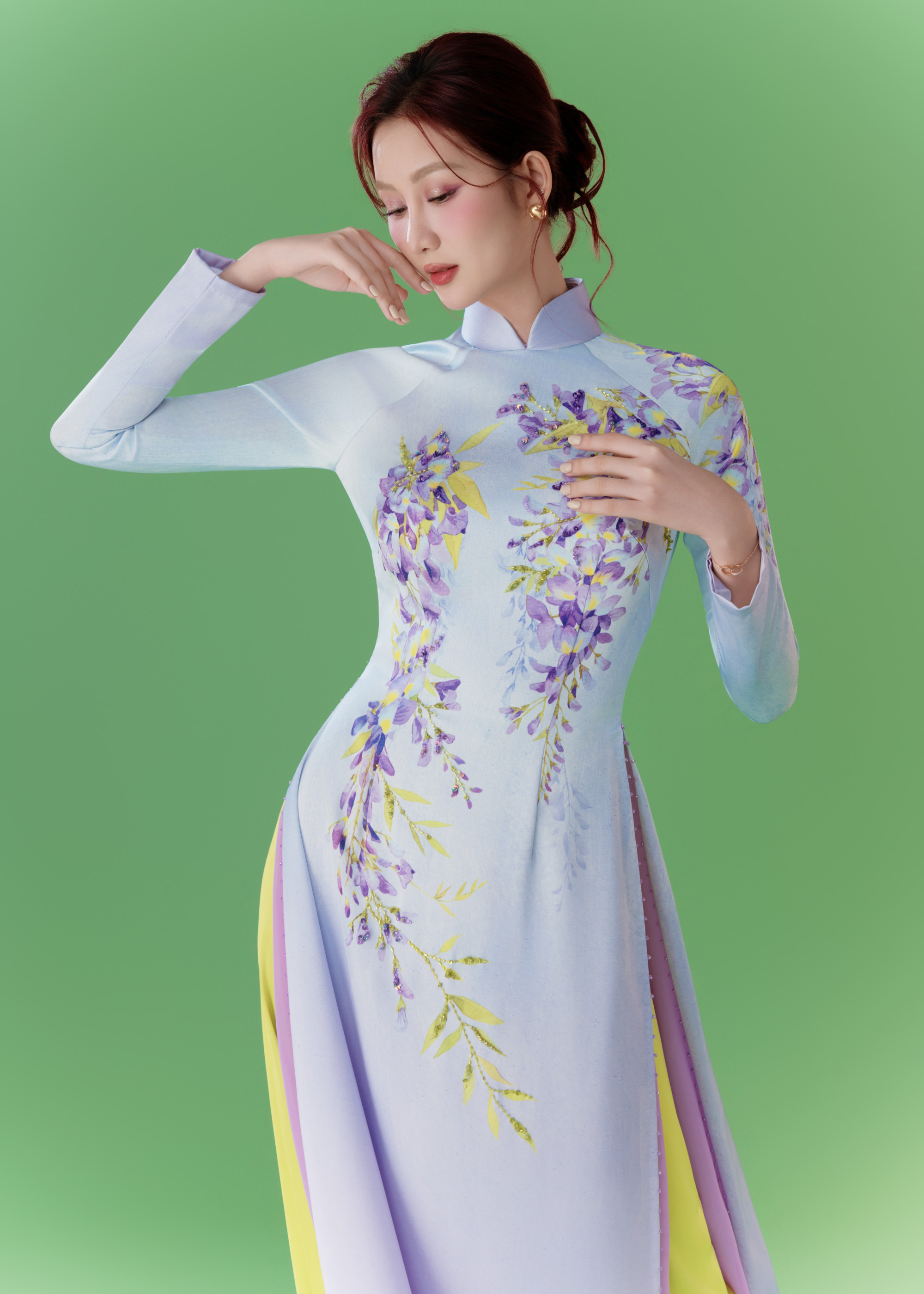 Sự kết hợp hài hòa giữa chất liệu lụa cao cấp và cấu trúc may đo khéo léo giúp người mặc vừa cảm nhận được sự thoải mái, vừa toát lên nét duyên dáng, nữ tính và sang trọng.