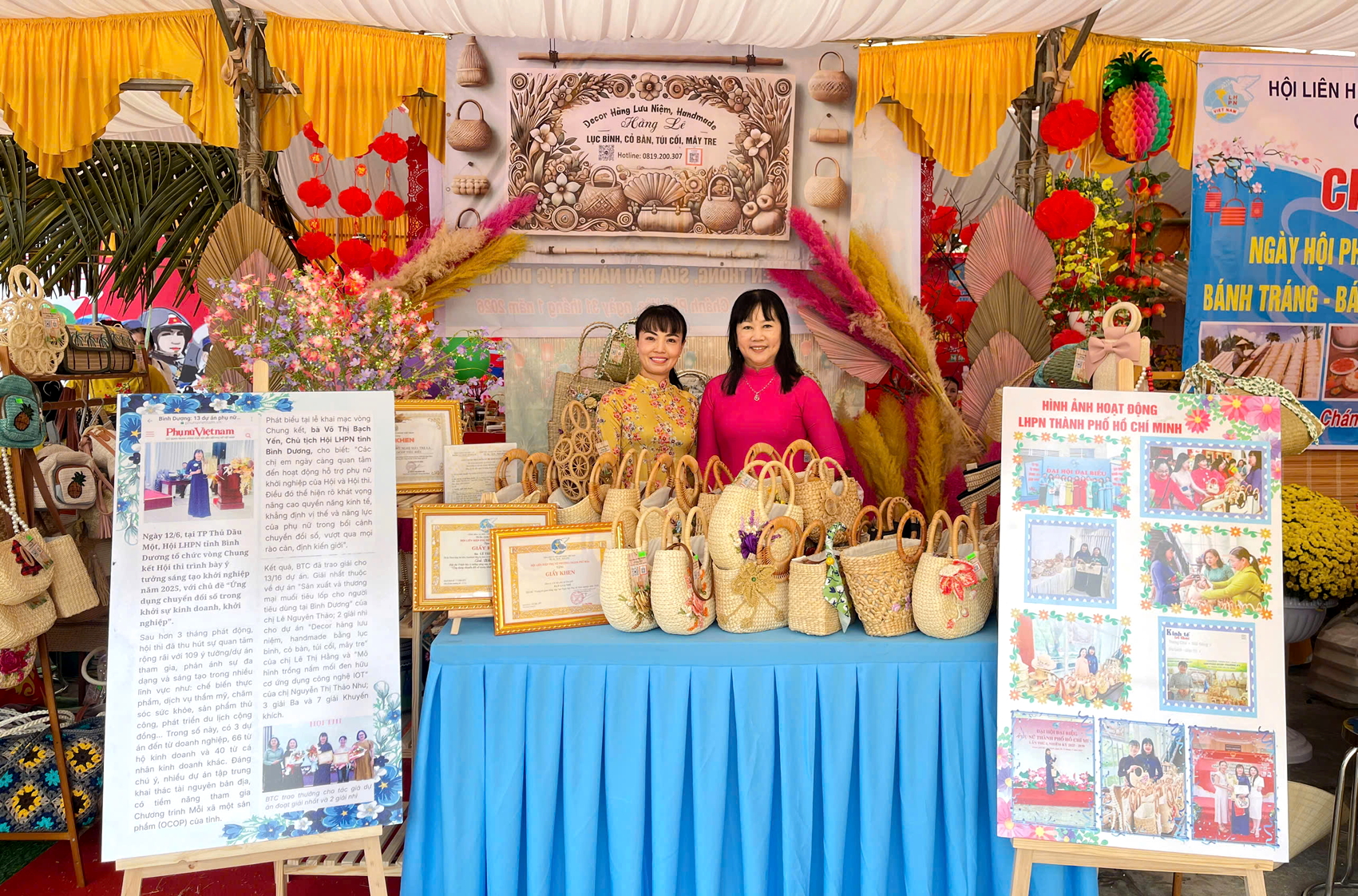 Chị Lê Thị Hằng (bìa phải) bên các sản phẩm đan lát thủ công được trưng bày tại Ngày hội phụ nữ khởi nghiệp do Hội LHPN phường Chánh Phú Hòa tổ chức