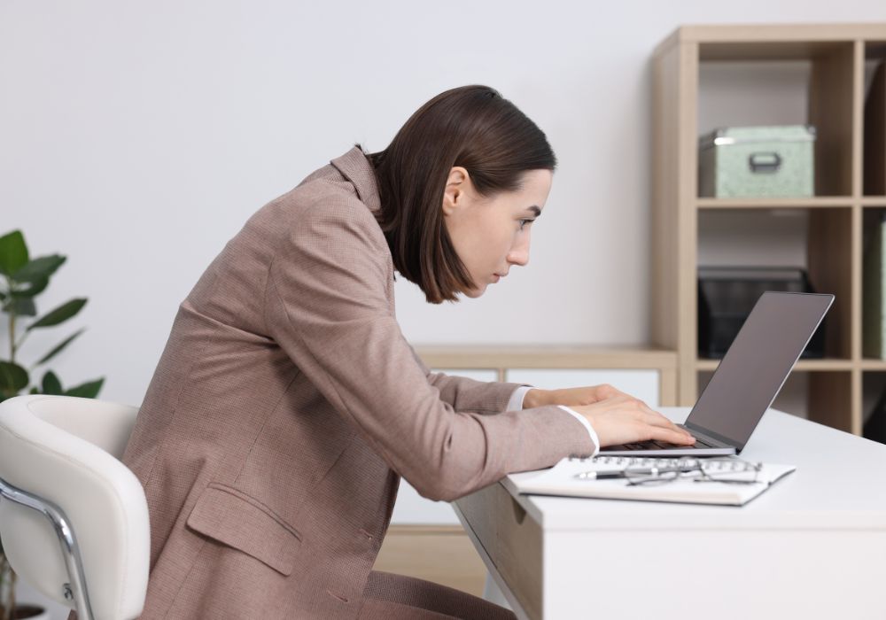 Từ châu Á đến châu Âu, từ người trẻ đến dân văn phòng, căn bệnh này gây đau mỏi cổ, vai gáy và ảnh hưởng không nhỏ tới cột sống - Ảnh minh họa: Canva
