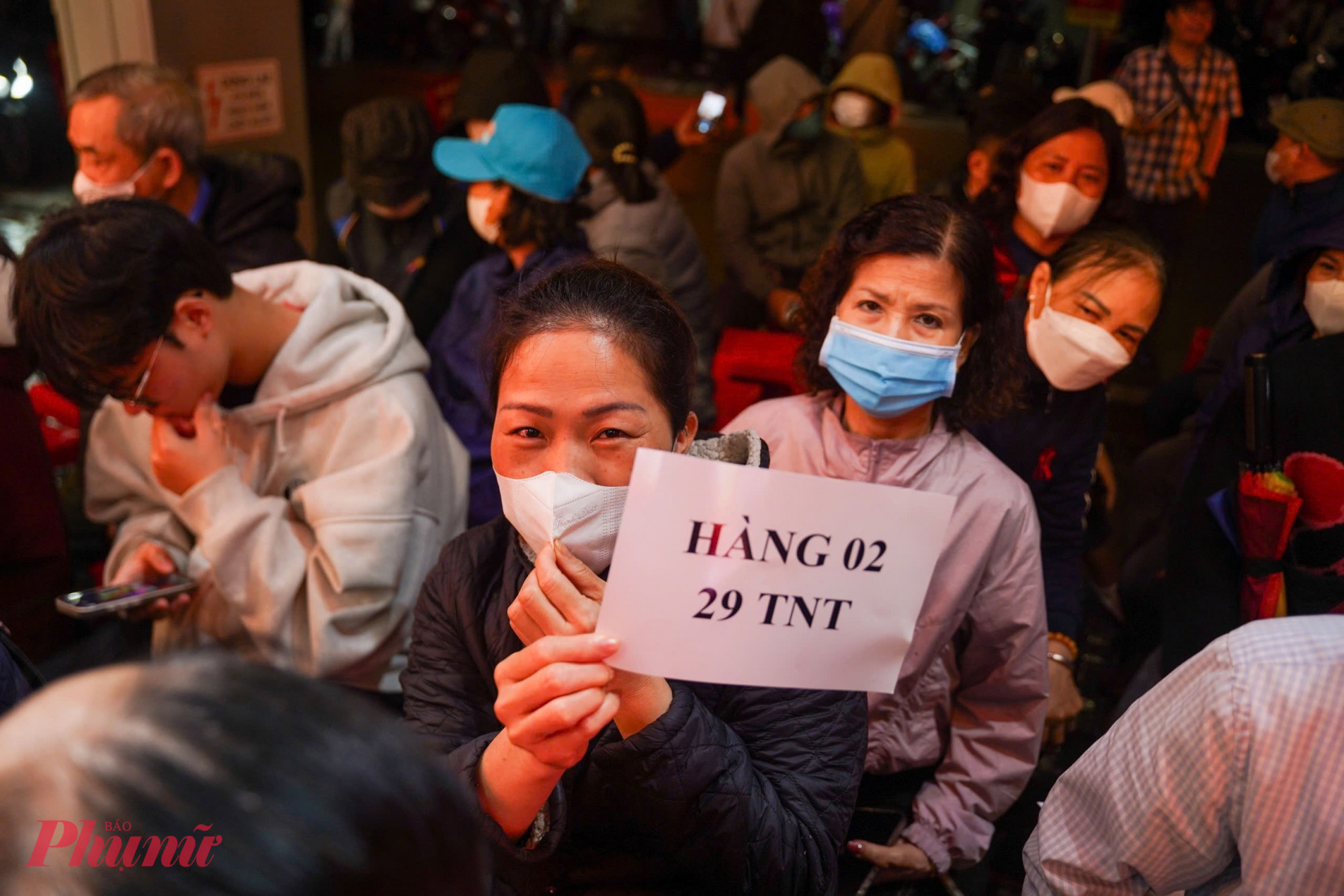 Bà Nguyễn Thị Hằng dậy từ 3g sáng lục tục chuẩn bị đồ đạc, cùng cháu gái chạy xe máy từ nhà ở phường Bắc Từ Liêm sang cửa hàng vàng để chờ mua vàng ngày Vía Thần tài. “Tôi nghĩ là mình đến sớm chắc là người đầu tiên mở hàng lấy may, ai ngờ đến nơi đã thấy có người ngồi chờ trước rồi” bà Hằng nói.