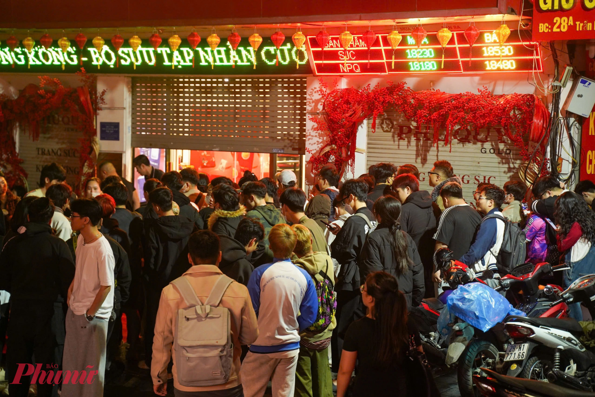 6 giờ sáng, các cửa hàng bắt đầu mở cửa, tăng giao dịch.