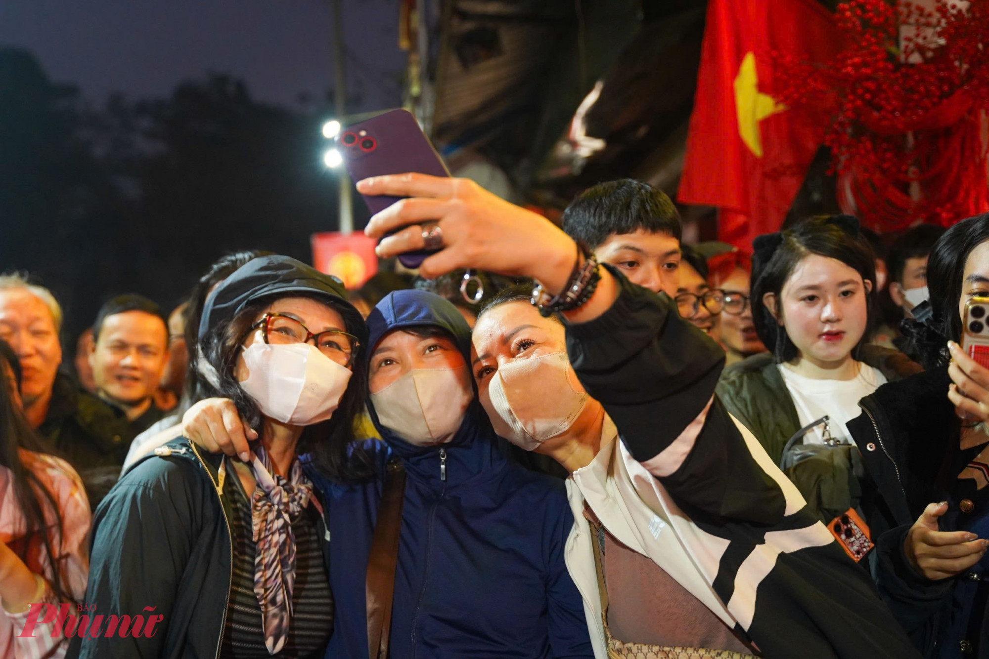 Nhiều người cùng nhau ghi lại khoảnh khắc trước khi các cửa hàng bắt đầu giao dịch.