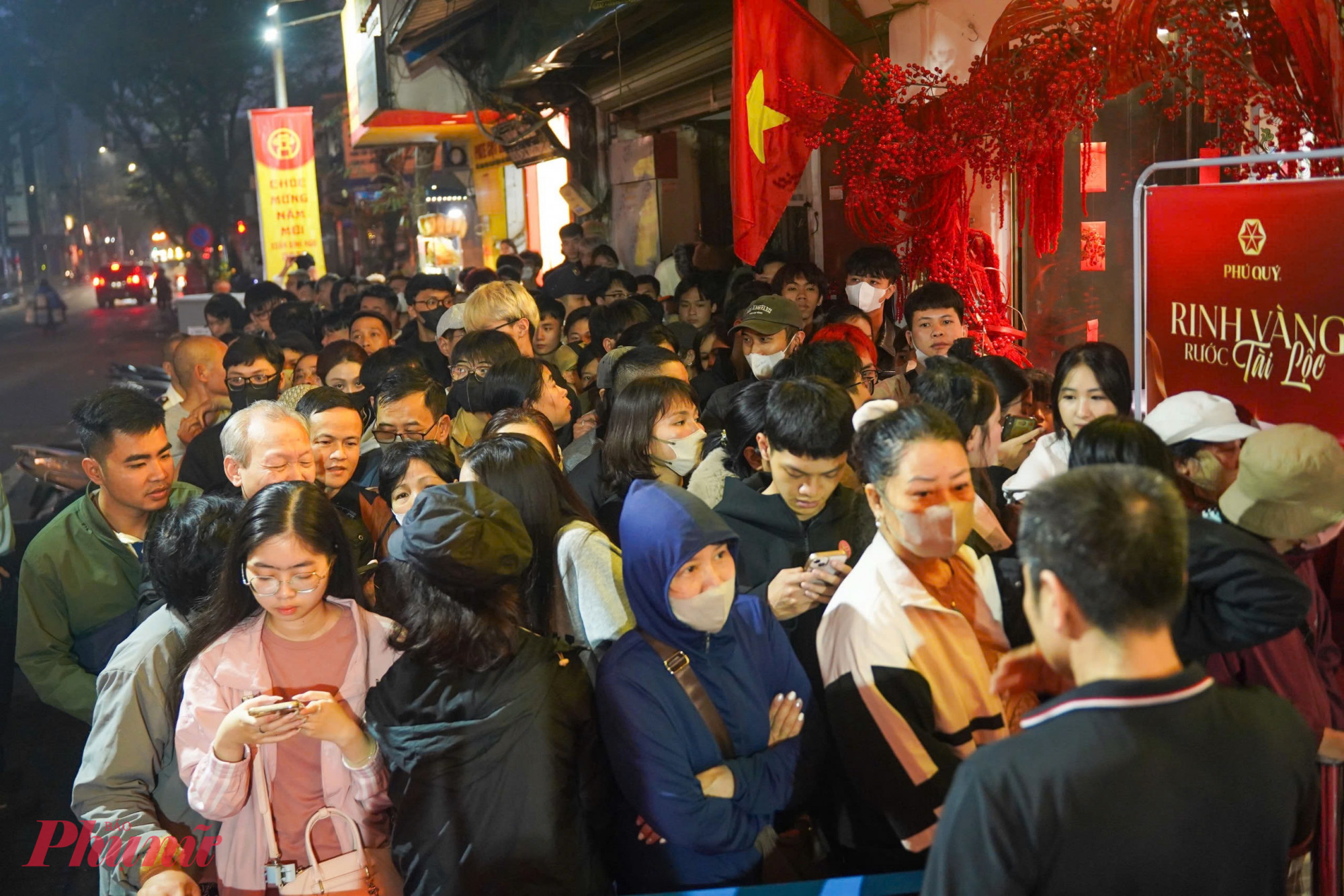 Ghi nhân trên phố vàng Trần Nhân Tông, trước cửa hàng vàng Bảo Tín Minh Châu, Phú Quý, dòng người xếp hàng trật tự trên vỉa hè.