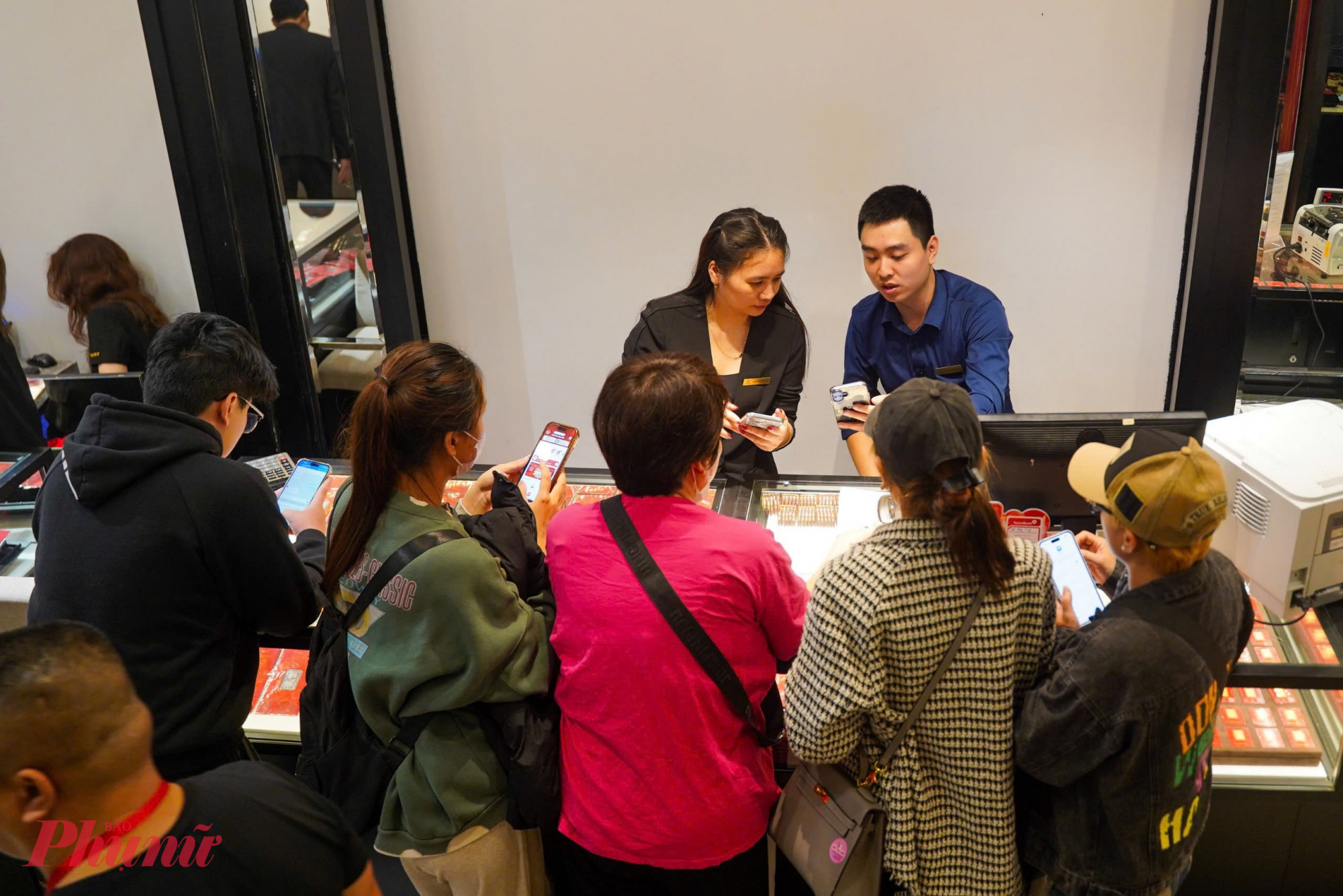 hầu hết người dân xếp hàng có nhu cầu mua vàng nhẫn tròn trơn để cầu may, từ 0,5 đến 1 chỉ.