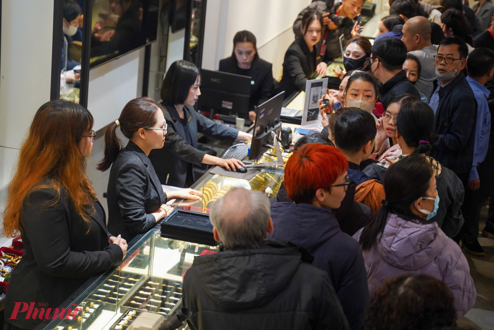 Nhân viên làm việc không ngớt để phục vụ.