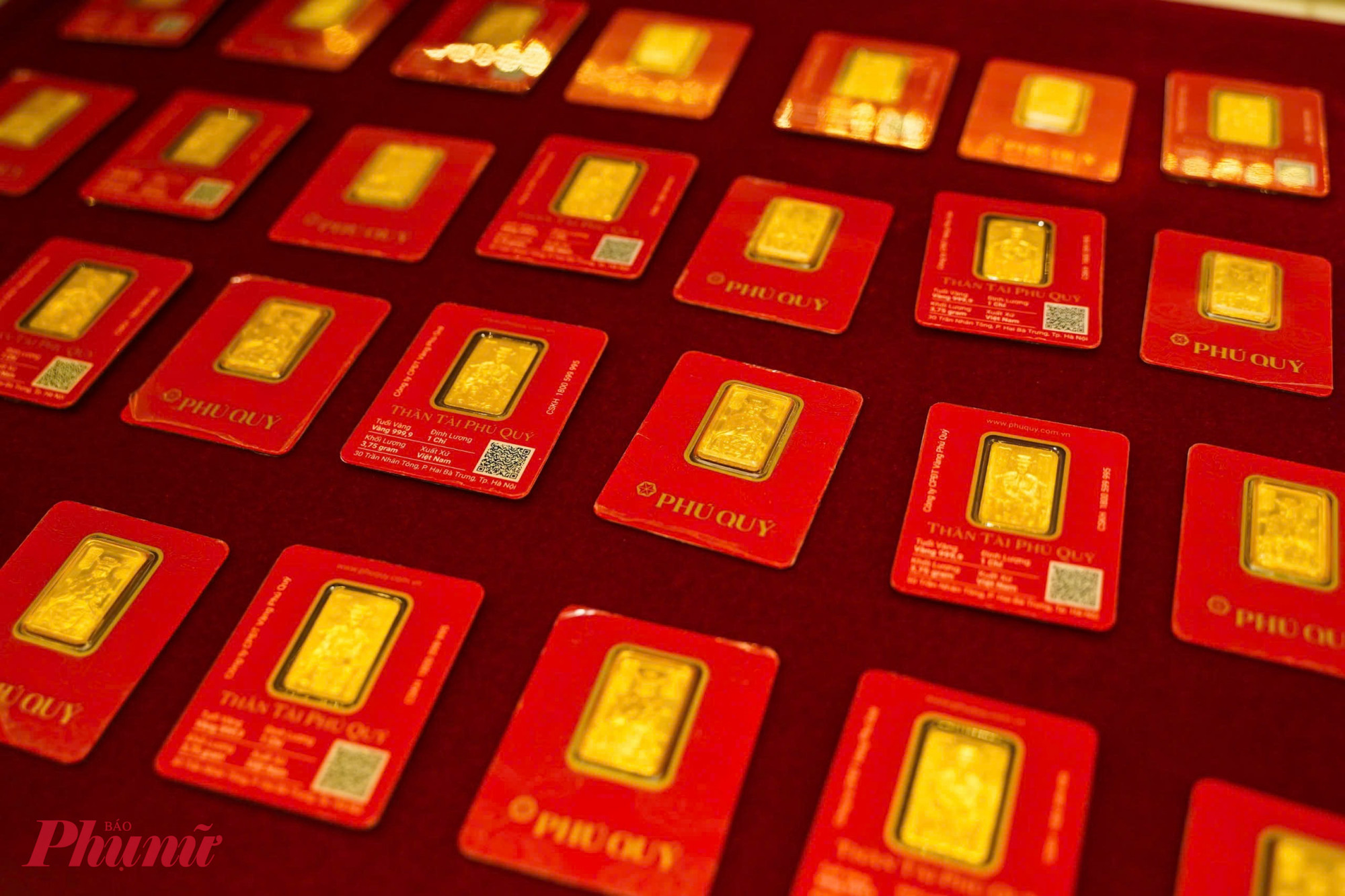 Hôm nay, thị trường giá vàng trong nước ghi nhận xu hướng tăng mạnh ở hầu hết các thương hiệu lớn khi bước vào ngày vía Thần Tài, với vàng miếng SJC và các loại vàng miếng chính được niêm yết phổ biến ở mức mua vào khoảng 182,3 triệu đồng/lượng và bán ra khoảng 185,3 triệu đồng/lượng, tăng khoảng 600.000 - 700.000 đồng/lượng so với phiên trước đó tại nhiều doanh nghiệp lớn như SJC, DOJI, PNJ và Bảo Tín Minh Châu; vàng nhẫn 9999 cũng được giao dịch quanh mức 181,8 - 185,2 triệu đồng/lượng tùy loại, phản ánh nhu cầu mua vàng tăng cao trong dịp đầu năm mới.