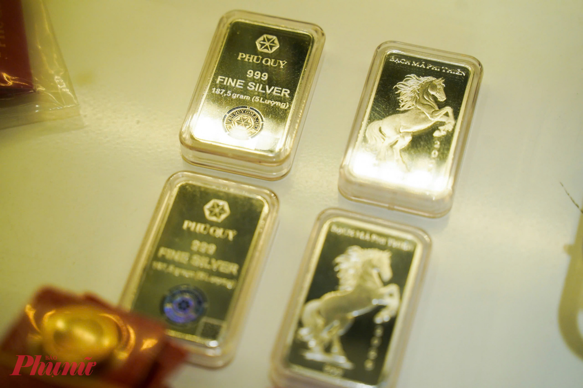 Trong khi nhiều người dân chọn mua vàng, thì nhiều bạn trẻ lại chọn mua bạc lấy may trong ngày vía Thần Tài.