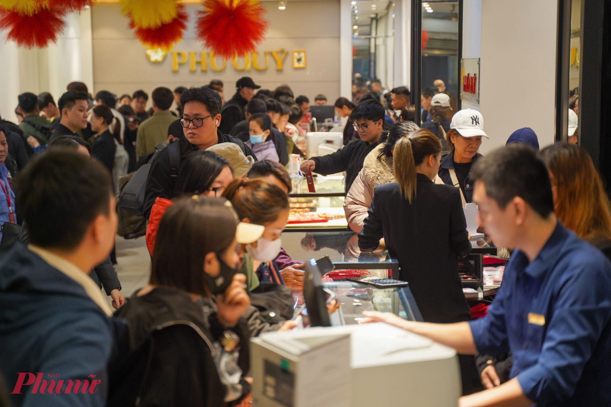 Người dân xếp hàng chật kín bên trong cửa hàng, chờ tới lượt giao dịch.