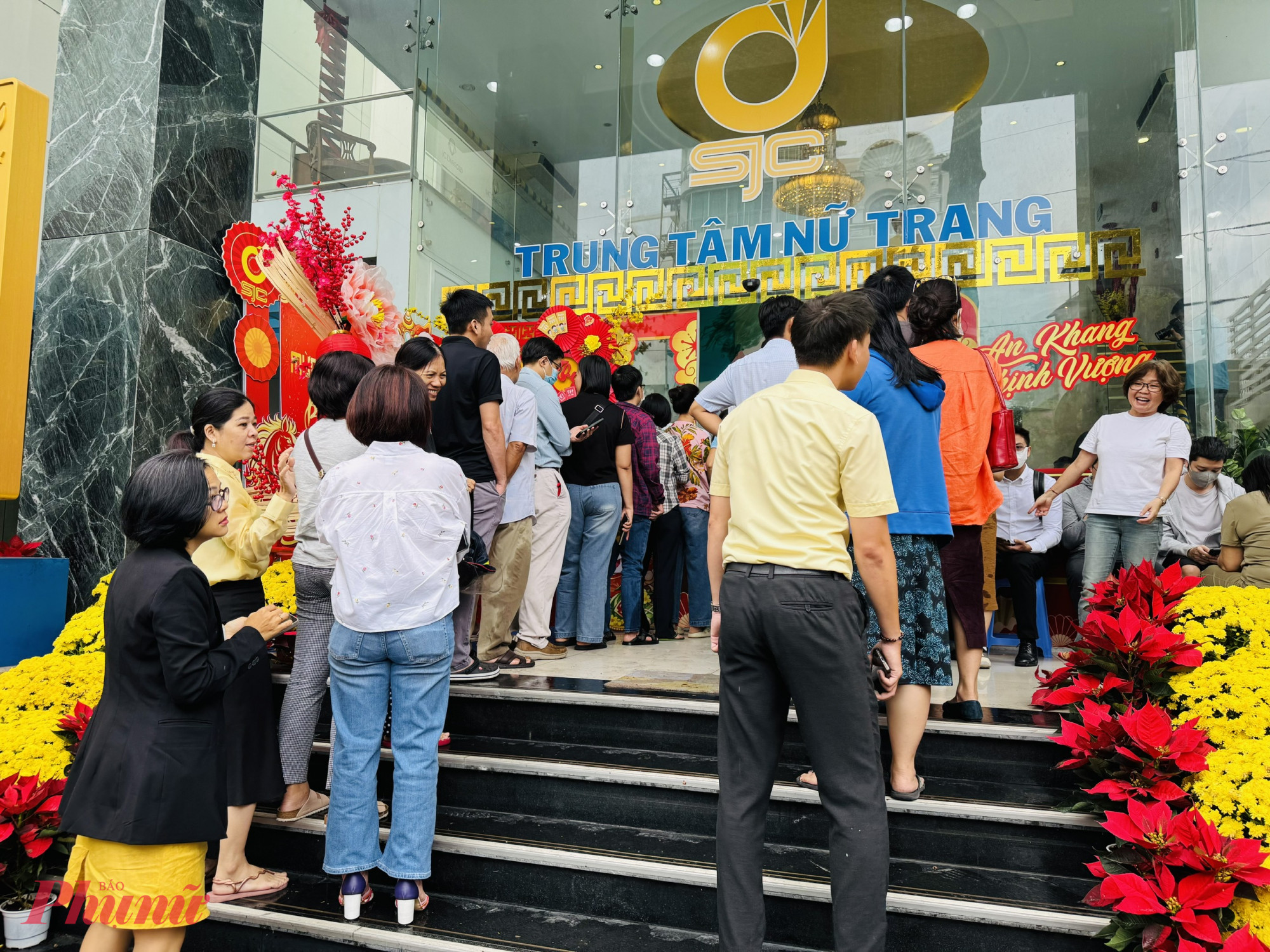 Tương tự SJC khách xếp hàng dài tận cửa chờ đến lượt vào trong giao dịch vàng ngày Vía Thần Tài.