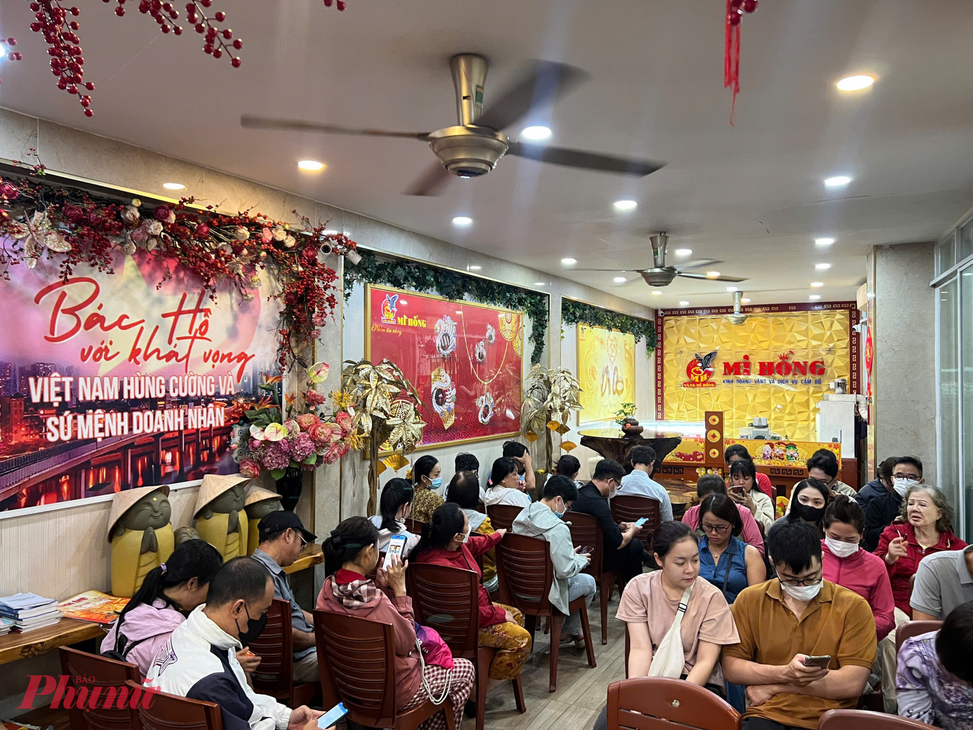 Khách xếp hàng dài từ sàng sớm chờ mua vàng tại Mi Hồng sáng 26/2.