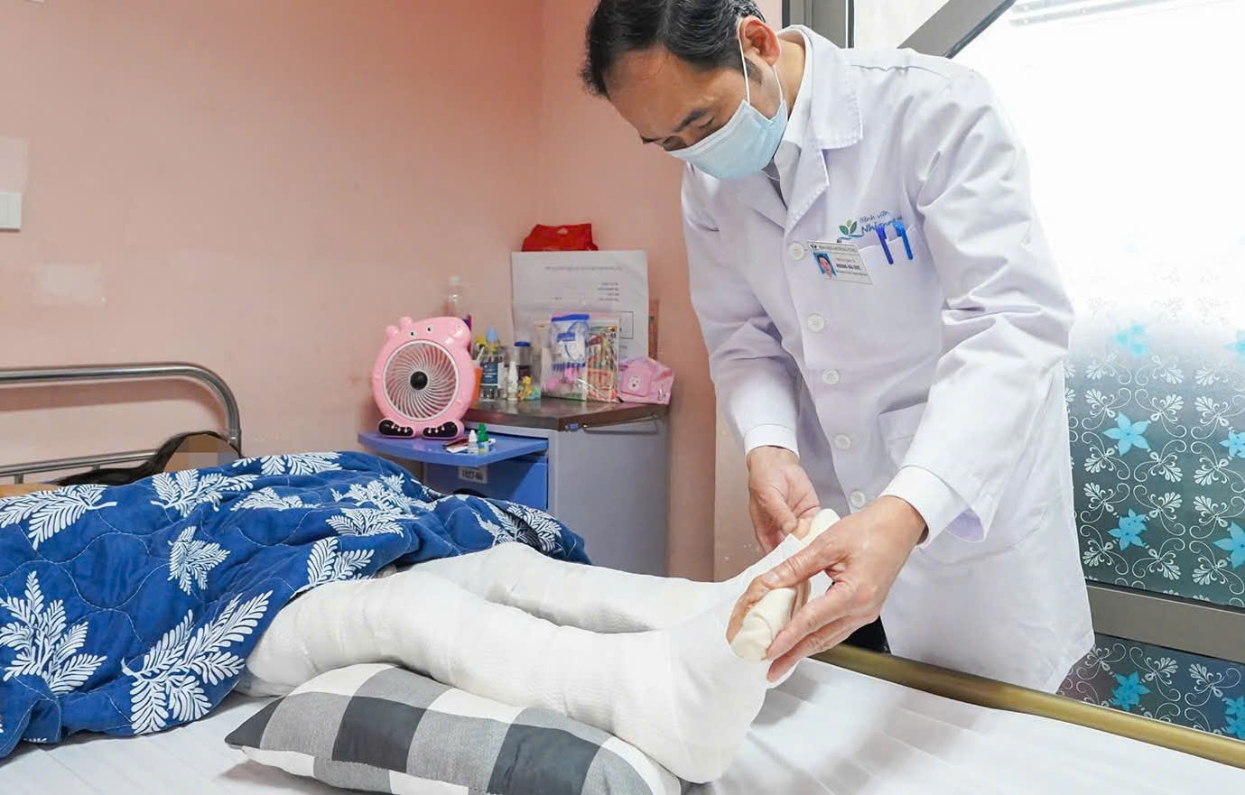 Bác sĩ khám cho bệnh nhi sau ca phẫu thuật phức tạp - ảnh: Bệnh viện cung cấp