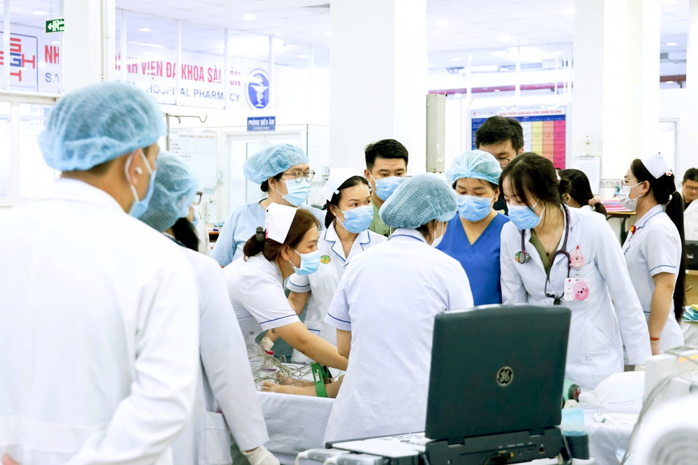 Ê kíp của Bệnh viện Nhân dân Gia Định cơ sở 2 (trước đây là Bệnh viện Đa khoa Sài Gòn) cấp cứu cho bệnh nhân ngưng tim đột ngột - Ảnh do bệnh viện cung cấp