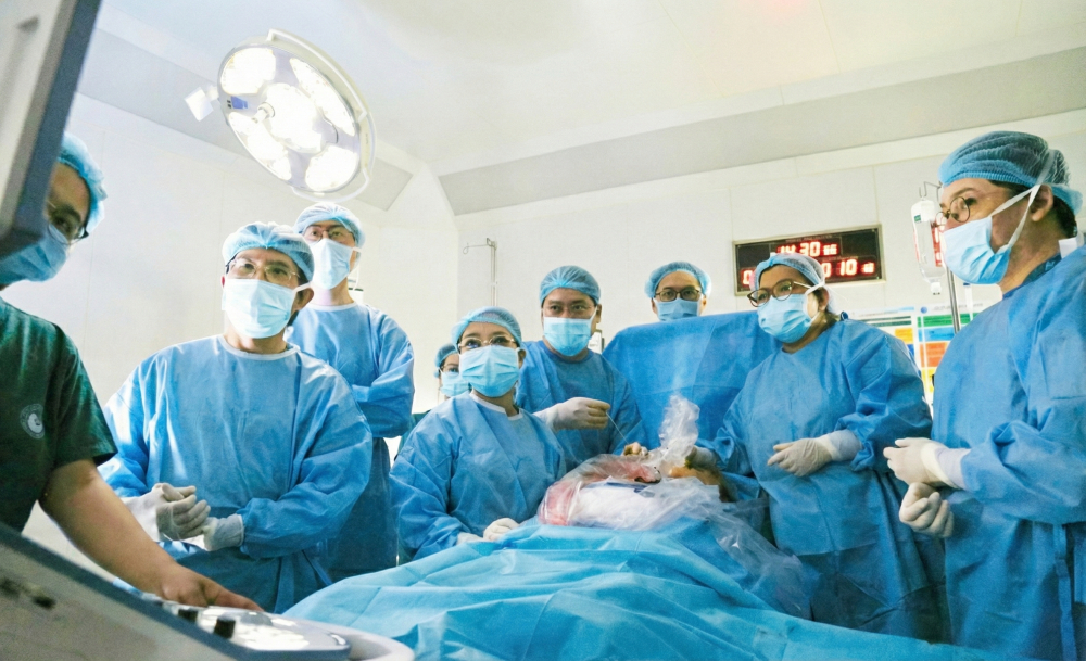 Ê kíp bác sĩ Bệnh viện Nhi Đồng 1 và Bệnh viện Từ Dũ đang can thiệp ca thông tim bào thai thứ 11 - Ảnh do bệnh viện cung cấp