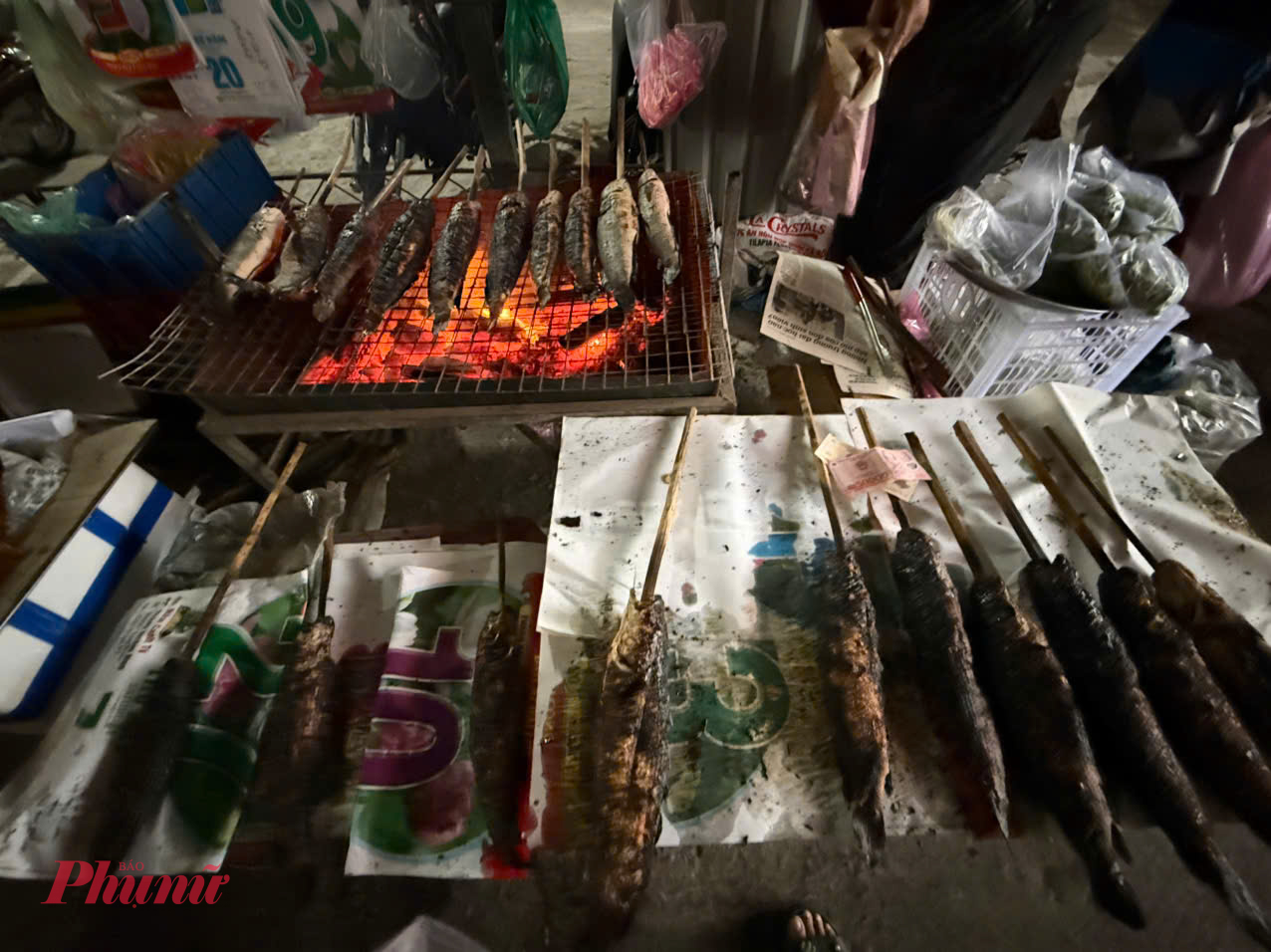 Giá tôm nướng phổ biến 25.000 đồng/con, cá lóc nướng 50.000 đồng/con. Tôm sống dao động 30.000 - 40.000 đồng/con tùy trọng lượng. 