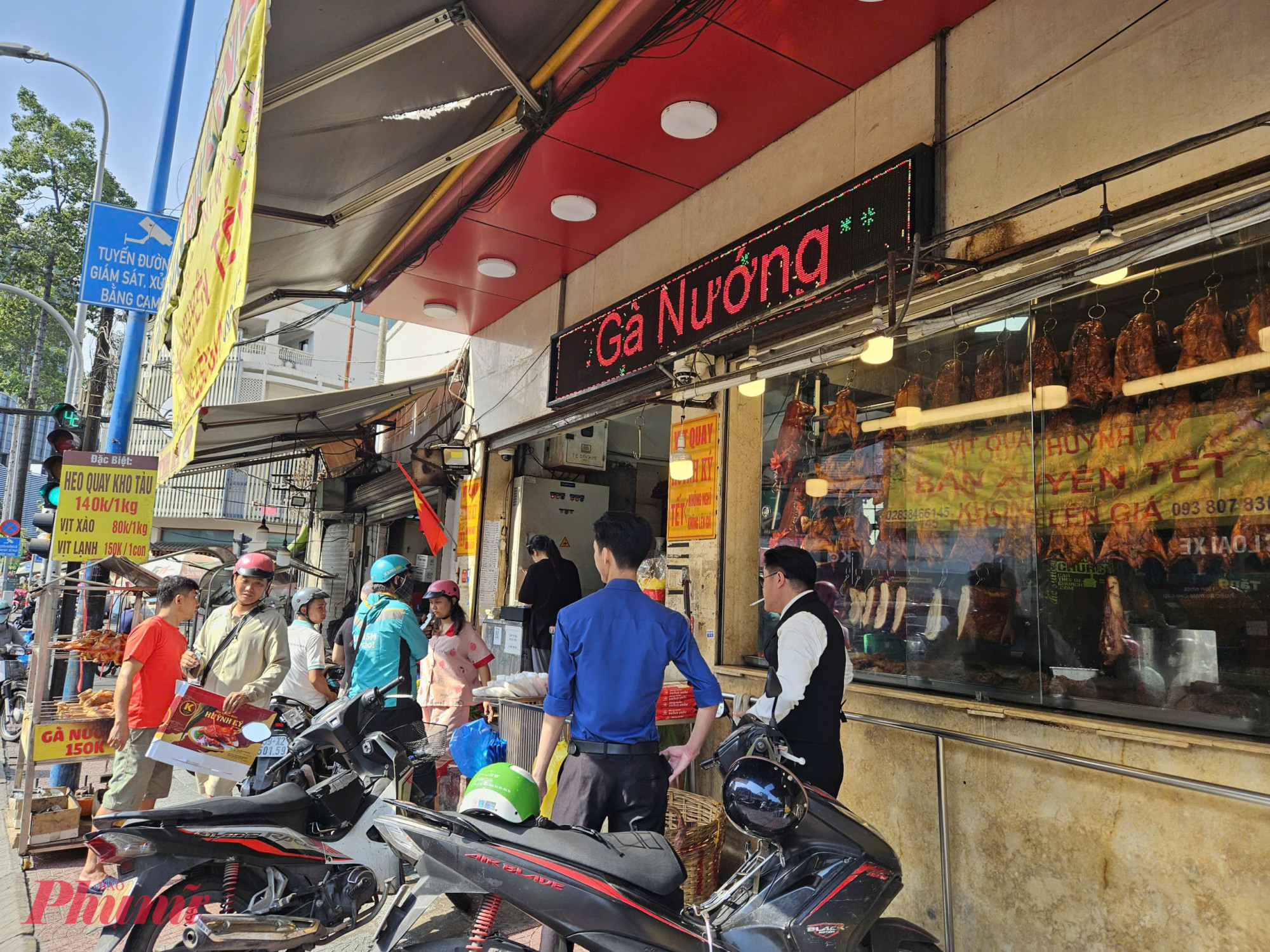 Ở nhóm thực phẩm, giá thịt heo, vịt quay tương đối ổn định, trong đó heo quay dao động 230.000 - 350.000 đồng/kg tùy loại, vịt quay giá 300.000 đồng/con, không tăng so với cuối tuần trước. 