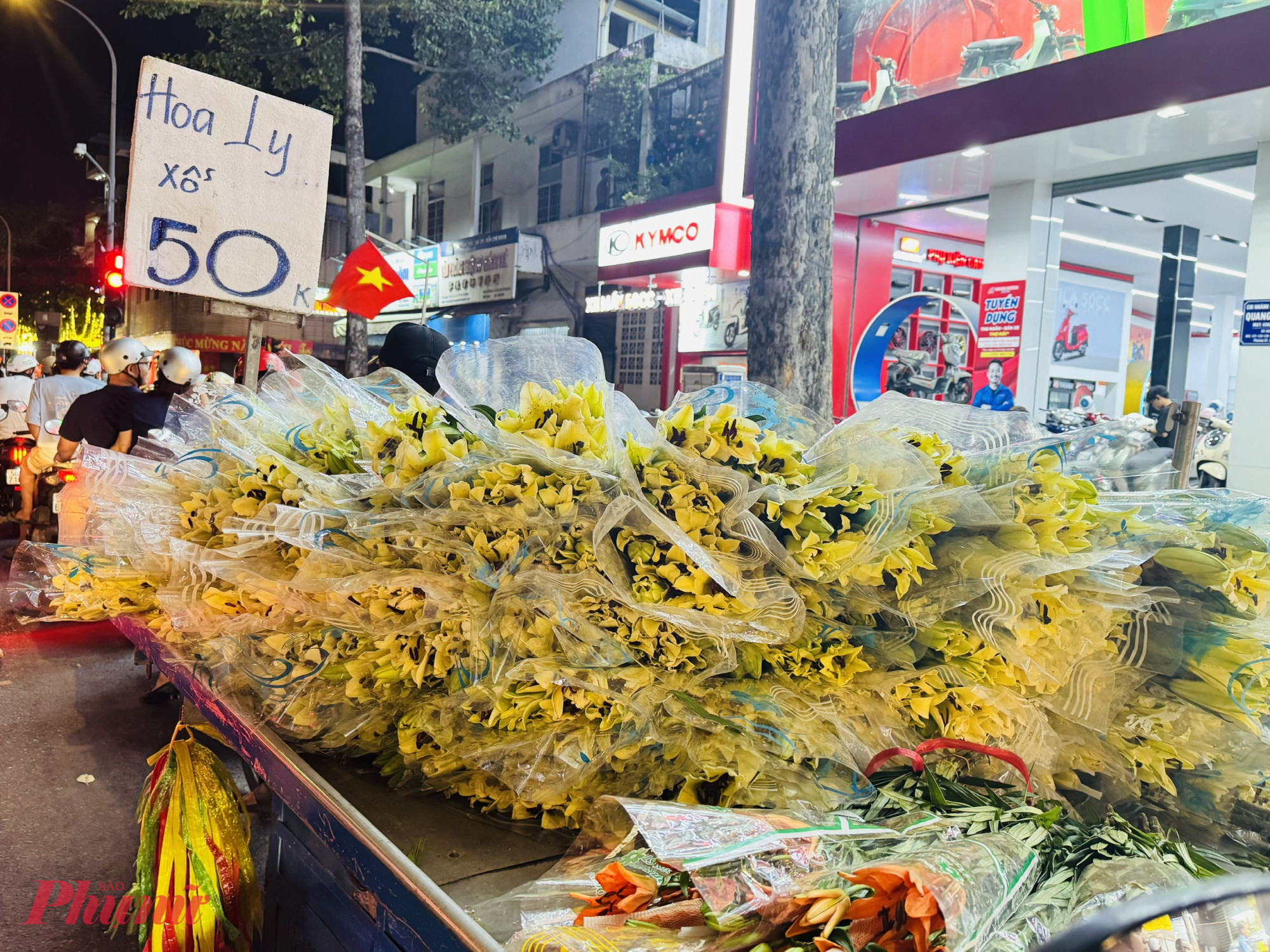 Đáng chú ý, thị trường hoa xuất hiện tình trạng “dội chợ”. Hoa ly được bán đồng giá khoảng 50.000 đồng/bó, giảm từ 50.000 - 100.000 đồng so với cao điểm tết. 