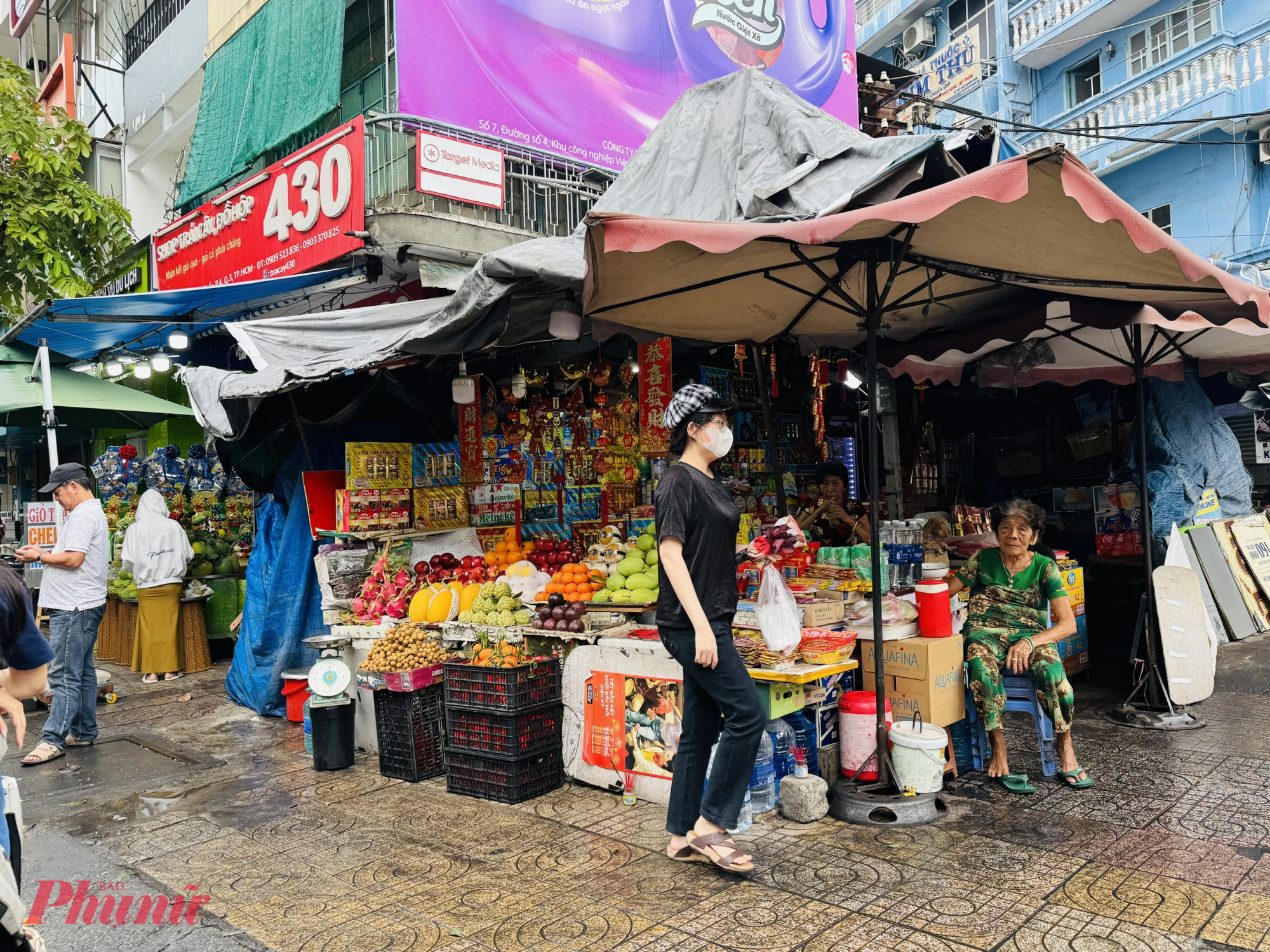 Tại chợ Vườn Chuối, lượng khách thưa hơn mọi năm do thời tiết không thuận lợi. Một số tiểu thương tranh thủ nướng tôm, cá lóc tại chỗ để bán cho khách cúng. Tuy nhiên, sức mua không quá sôi động, đa phần người dân chỉ mua tượng trưng một con để đủ lễ.