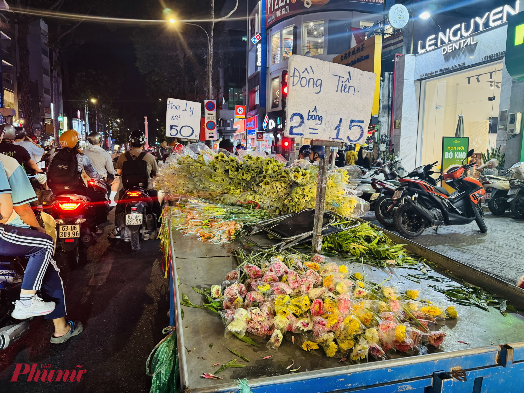 Tương tự, hoa đồng tiền chỉ còn 7.000 - 10.000 đồng/bông, thấp hơn đáng kể so với ngày thường.