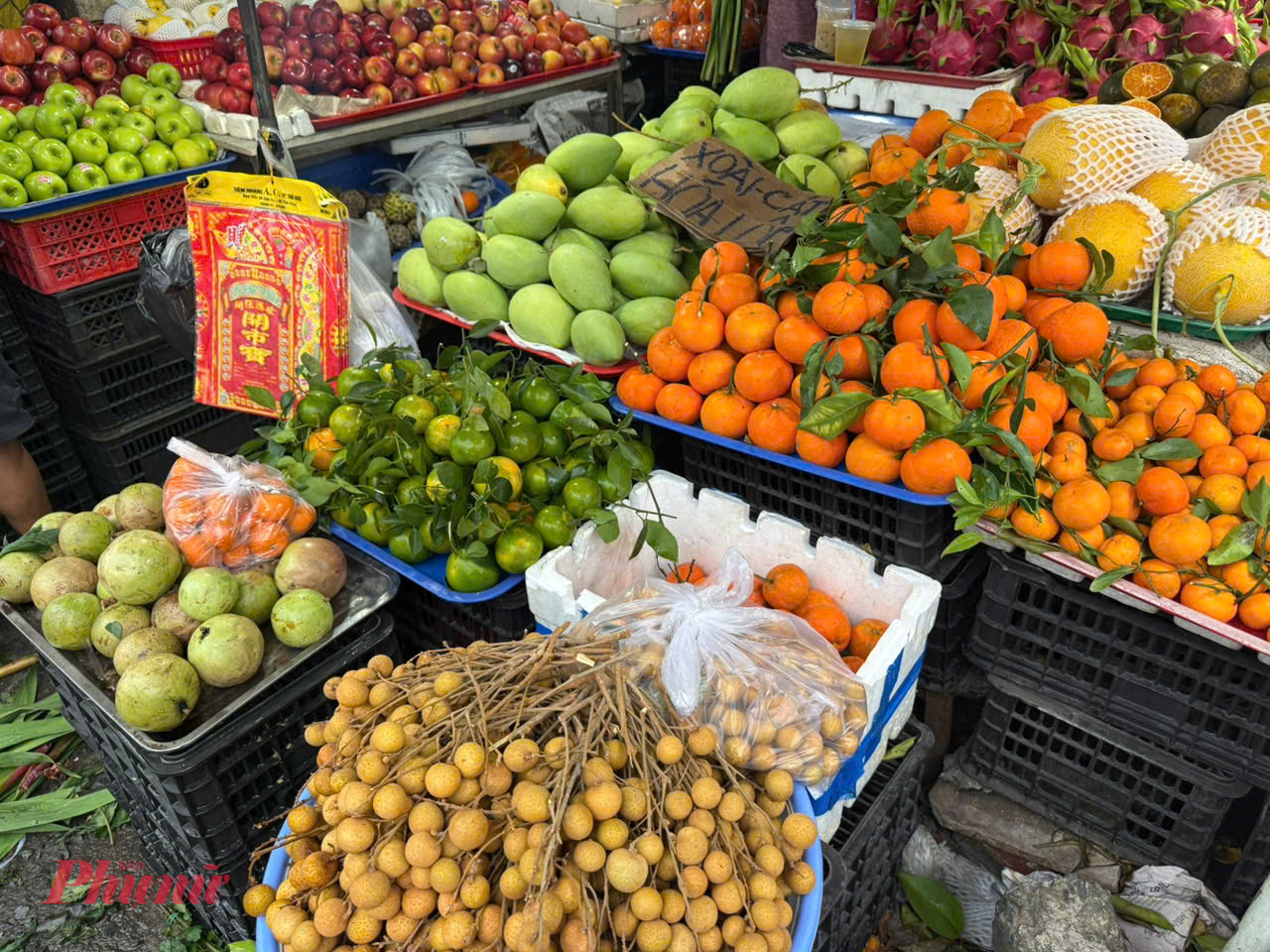 Trái ngược với mặt hàng hoa tươi giảm sâu, giá một số loại trái cây cúng lại tăng mạnh. Theo các tiểu thương, xoài hôm nay tăng thêm 5.000 đồng/kg so với ngày thường, lên mức 90.000 đồng/kg. Đáng chú ý, mãng cầu tròn tăng mạnh hơn, thêm 25.000 đồng/kg, lên khoảng 135.000 đồng/kg.