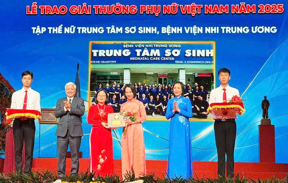 Những bàn tay giữ nhịp thở đầu đời Trung tâm Sơ sinh, Bệnh viện Nhi trung ương được trao giải thưởng Phụ nữ Việt Nam 2025 - Ảnh: Ngọc Thạch