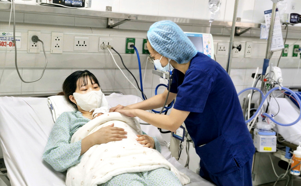 Những bàn tay giữ nhịp thở đầu đời Trẻ sinh non được chăm sóc bằng phương pháp Kangaroo tại Trung tâm Sơ sinh, Bệnh viện Nhi trung ương - Ảnh: Huyền Anh