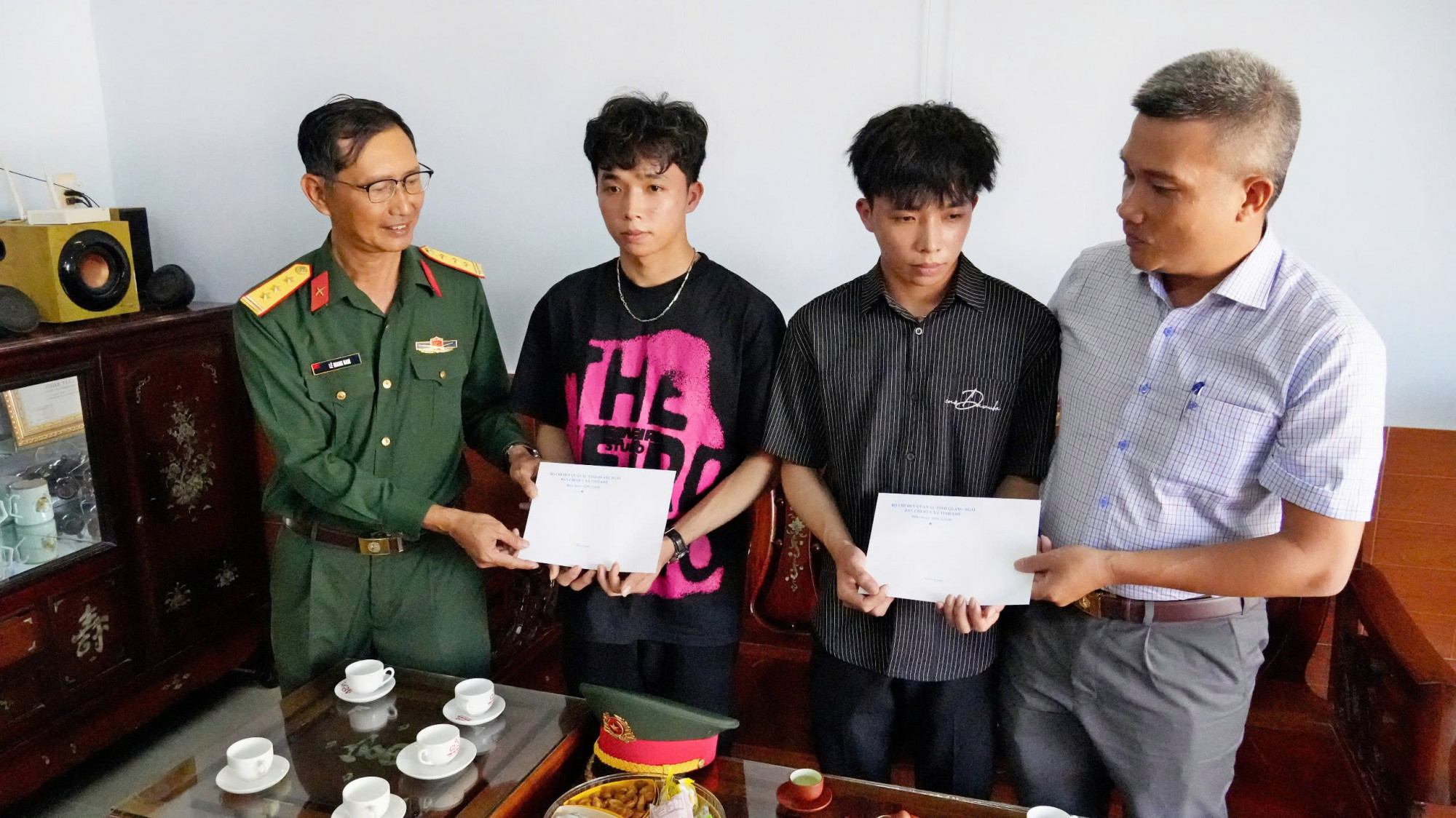 Xã Tịnh Khê thăm hỏi, động viên hai anh em Đỗ Tấn Hạnh và Đỗ Tấn Phúc trúng tuyển nghĩa vụ quân sự.