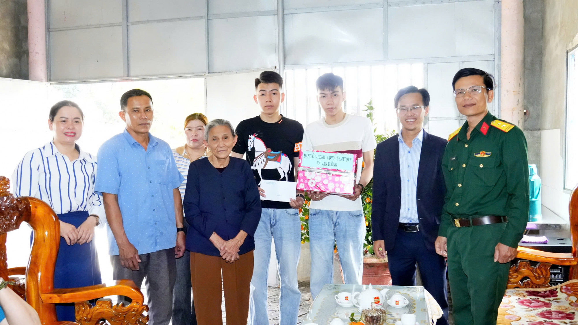 Xã Vạn Tường gặp mặt động viện hai anh em song sinh Lâm Hoàng Mạnh và Lâm Hoàng Cường trước ngày lên đường nhập ngũ.