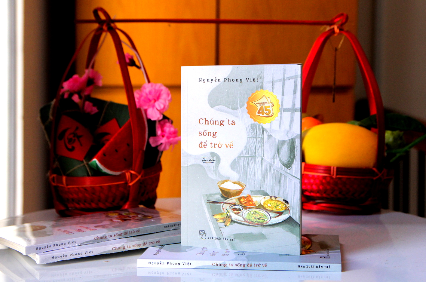 Tác giả Nguyễn Phong Việt và tác phẩm vừa ra mắt của anh  - Nguồn ảnh: Nhà xuất bản Trẻ