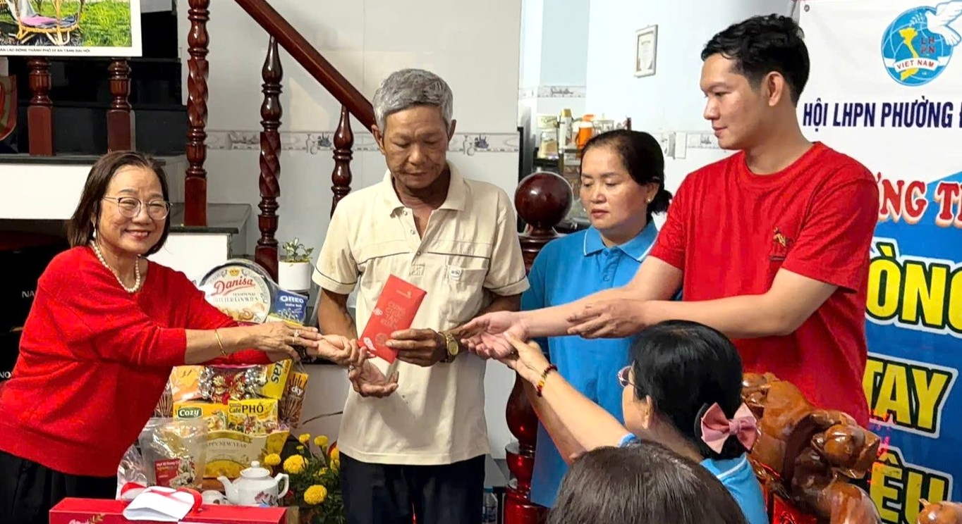 Bà Phạm Thị Xuân Mai - Trưởng Nhóm Từ Thiện Dĩ An - trao kinh phí hỗ trợ đến gia đình Tâm 