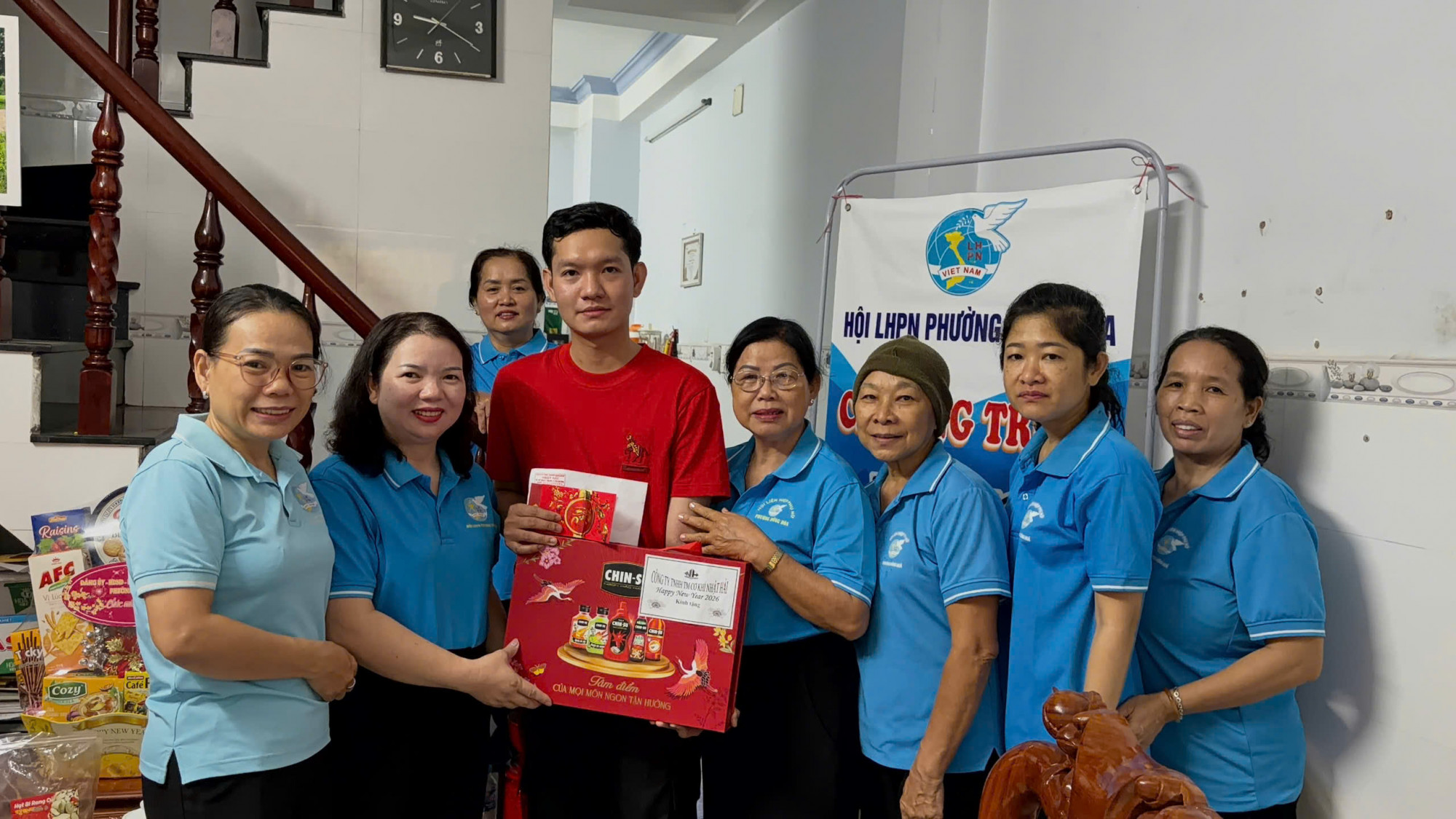 Hội LHPN phường Đông Hòa tặng quà động viên Tâm trước chuẩn bị lên đường thực hiện nghĩa vụ quân sự 