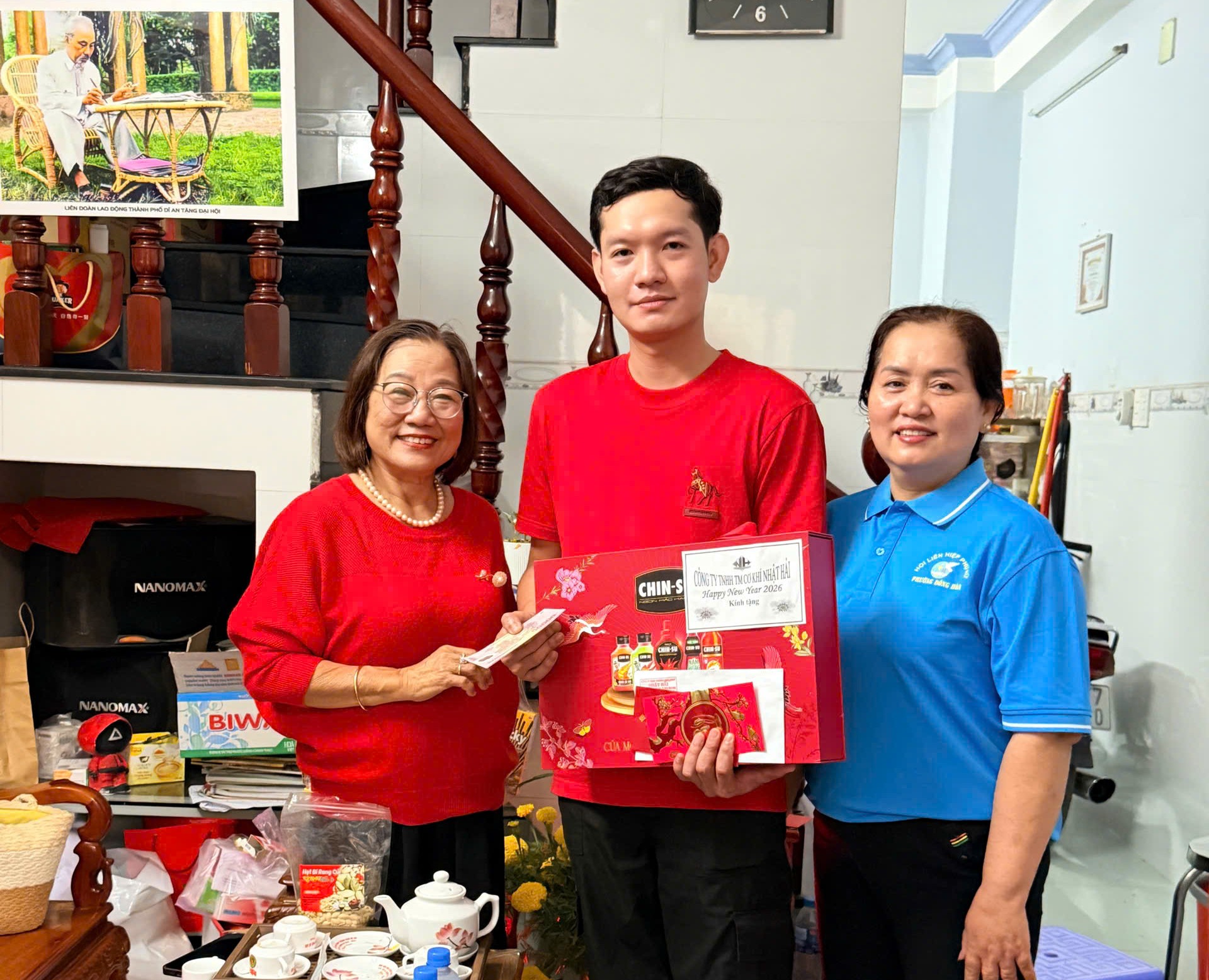 Bà Phạm Thị Xuân Mai - Trưởng Nhóm Từ Thiện Dĩ An (bìa trái) và chị Bà Phạm Thị Hồng Phượng - Chủ tịch Hội LHPN phường Đông Hòa - tặng quà, động viên Tâm an tâm lên đường thực hiện nghĩa vụ của người thanh niên