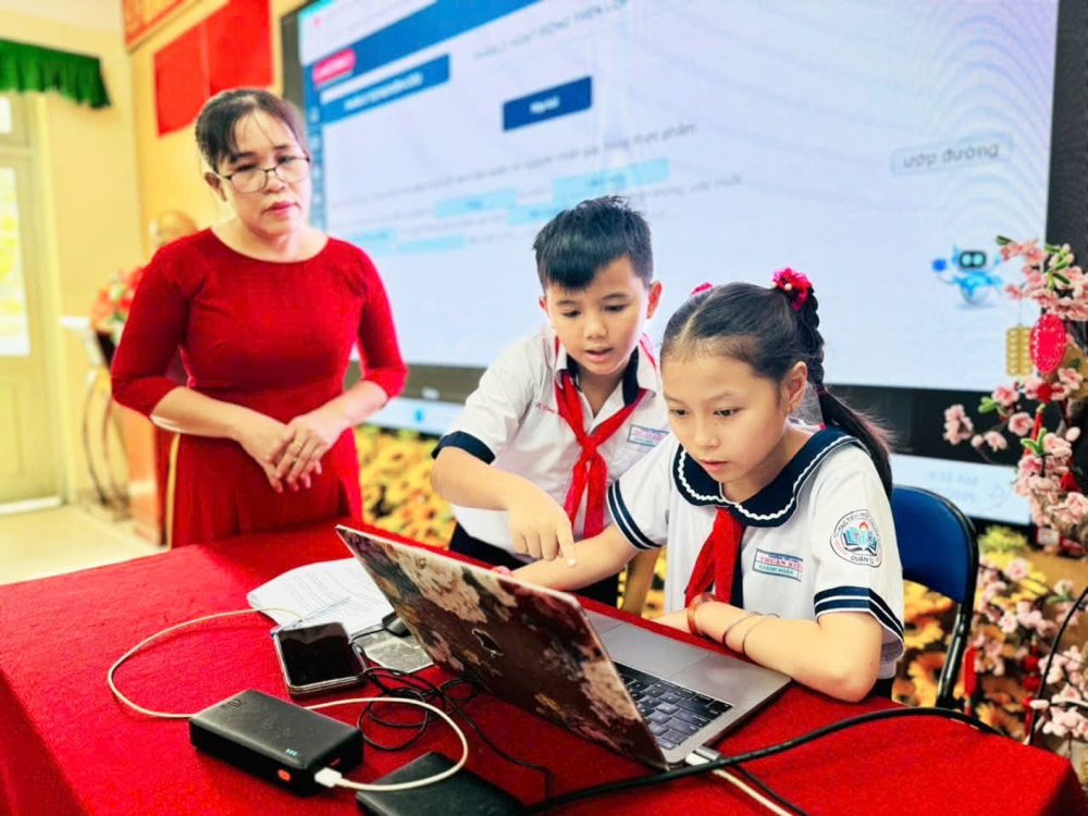 Học sinh lớp Bốn Trường tiểu học Thuận Kiều (phường Đông Hưng Thuận) trong 1 tiết học tìm hiểu về cây nấm bằng công nghệ AI