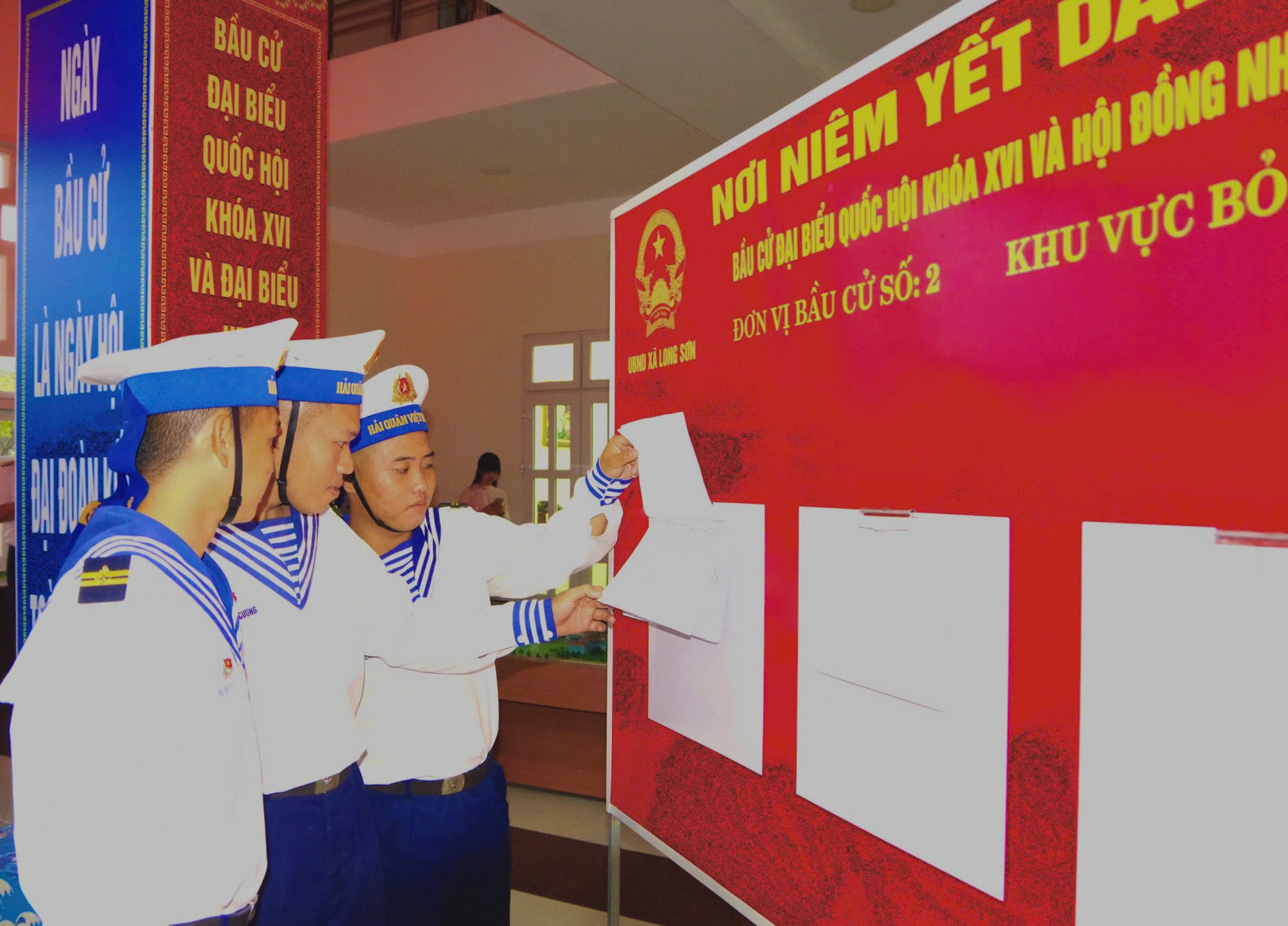 Các chiến sĩ tham khảo, nghiên cứu thông tin ứng cử viên tại điểm bầu cử 