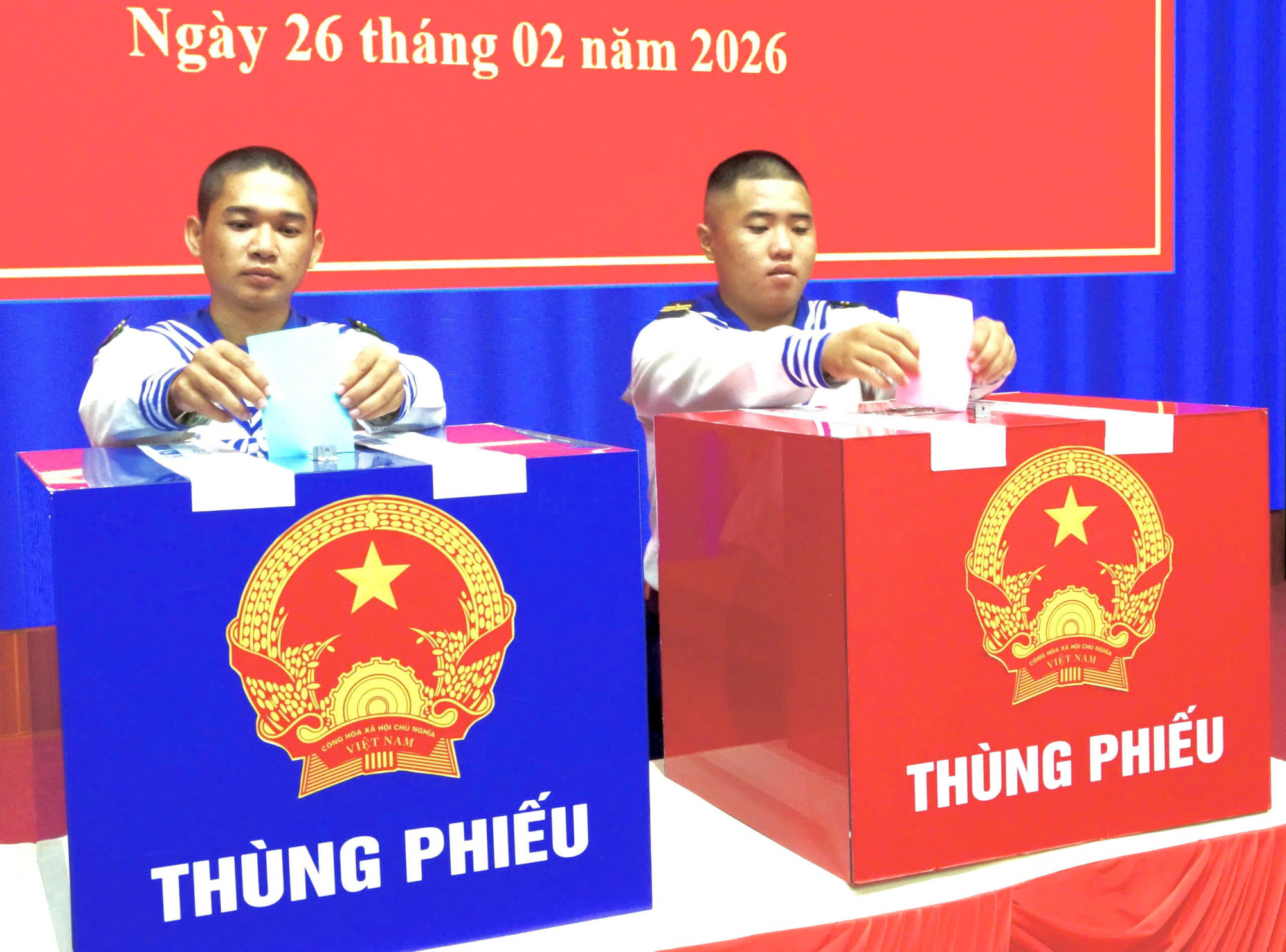 Các lực lượng đang làm nhiệm vu tham gia bỏ phiếu bầu 