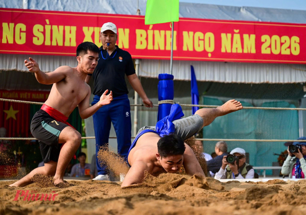 Hội vật làng Sình diễn ra xuyên suốt trong ngày 10 Tháng giêng Xuân Bính Ngọ