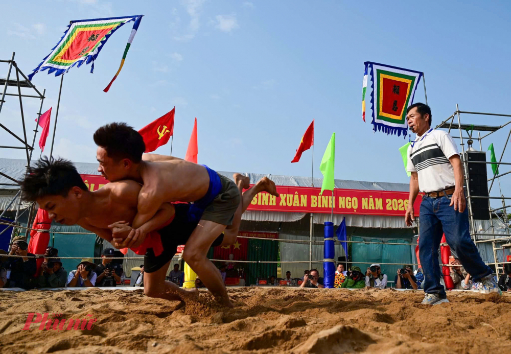 Người dân làng Sình vừa xem lễ hội nhưng cũng vừa đón khách và bạn bè ở xa gần về viếng thăm.