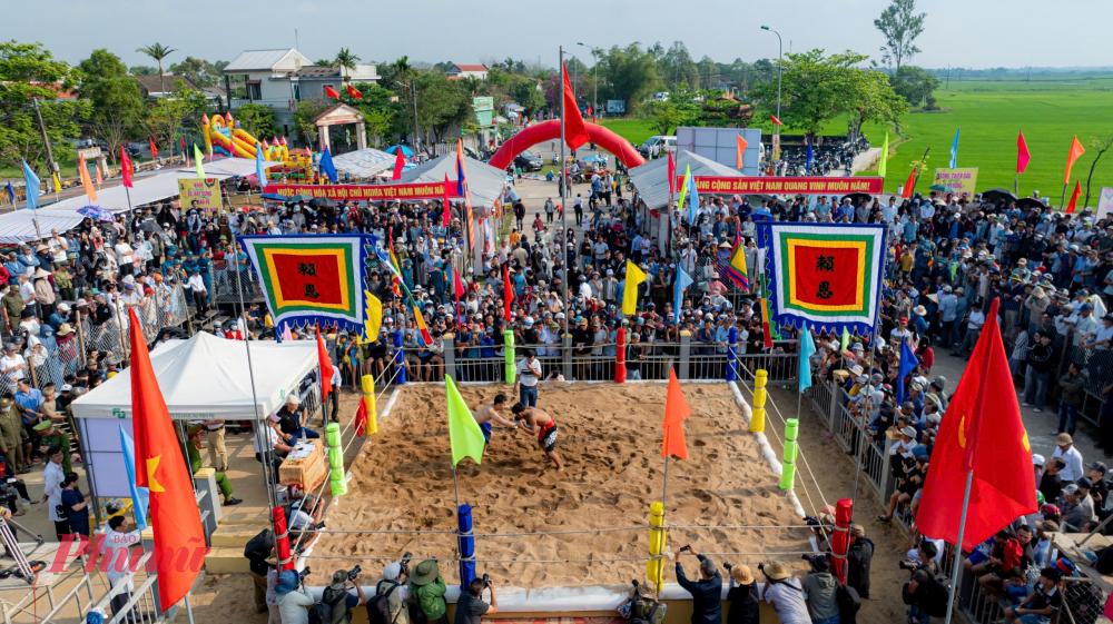 Cũng như mọi năm, tranh tài trên sới vật không nhất thiết là người địa phương, mà bất kỳ ai có mặt cũng có thể đăng ký tham gia, miễn là có tinh thần, sức khỏe.