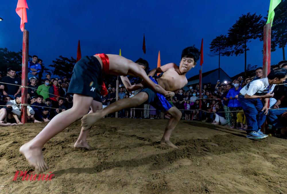 Sau đó vật biểu diễn còn gọi là vật 'lệ' trước sân đình sau đó mới ra thi đấu ở xới vật lớn được đặt cách sới vật sân đình gần 300 m