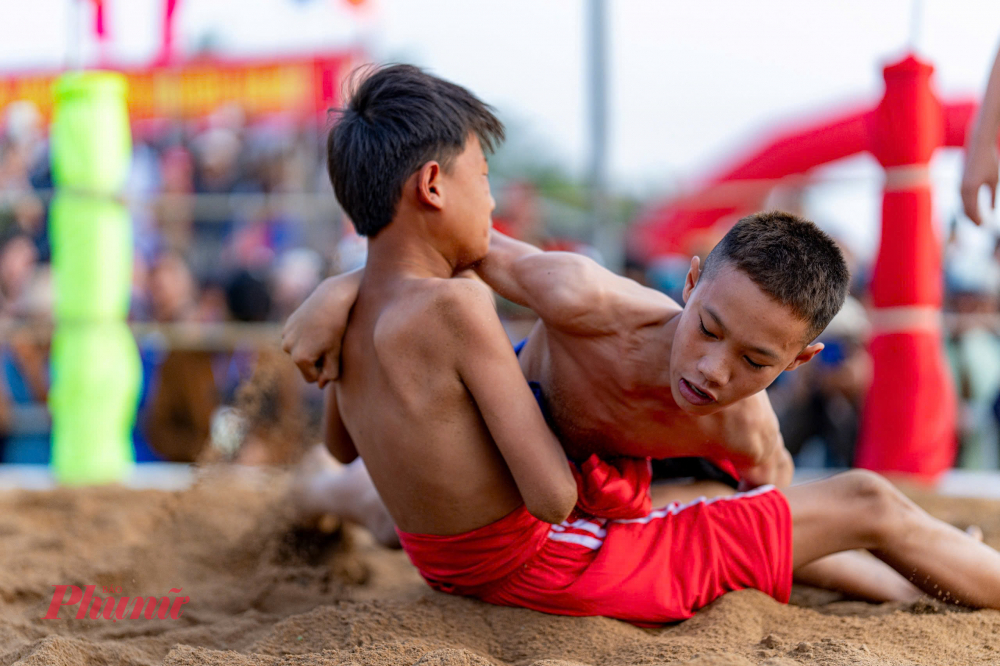 Quá trình thi đấu, hội vật Sình áp dụng Luật Vật dân tộc và trên tinh thần thượng võ, đô vật phải “túc bất ly địa” (chân không rời đất), nếu đô nào “lấm lưng, trắng bụng” sẽ thua.